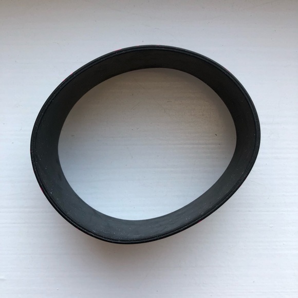 Black rubber & pink heart Friends bracelet - Picture 2 of 6